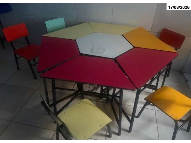 03 Conjuntos de Mesas com 06 cadeiras cada