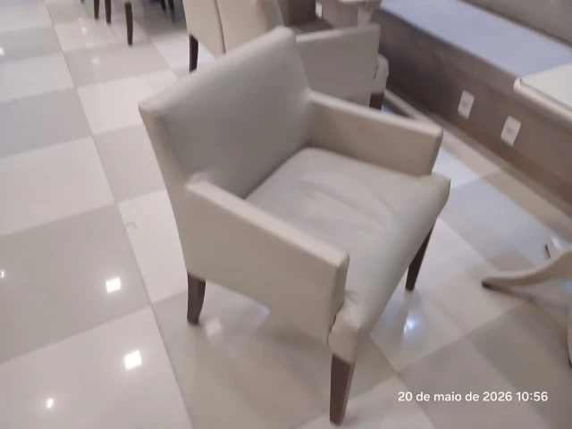 18 Poltronas/cadeiras estofadas