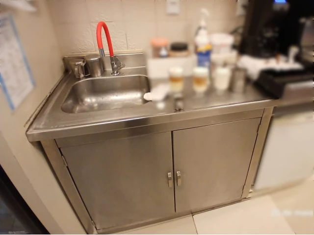 1 Pia de uma cuba em inox com tampo e balcão